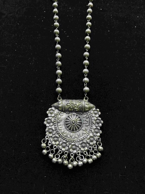 nck1 Antara Blackpolish Statement Neckpiece