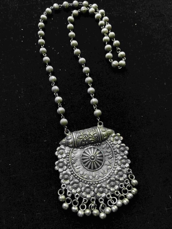 nck2 Antara Blackpolish Statement Neckpiece