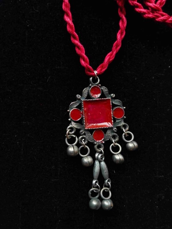 nk2 Crimson Petal Thread Neckpiece